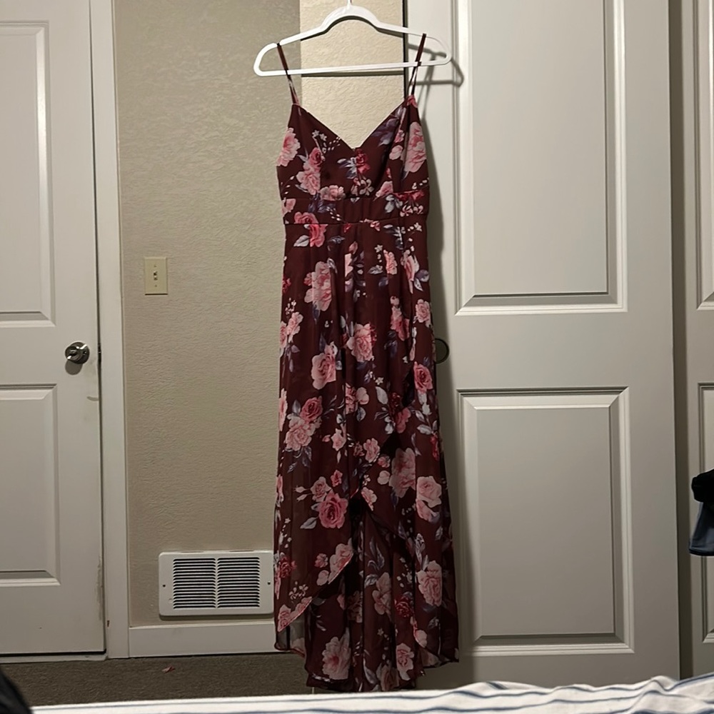 I’m selling a beautiful long sleeveless dress! Only worn once, great condition